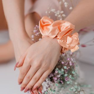 CRYSTALLOVE Peach Fuzz zīda matu gumija, 1 gab.