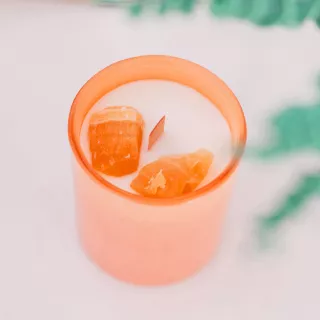 CRYSTALLOVE Calcite Soy Candle & Mango aromātiskā svece, 400 g