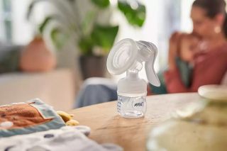 PHILIPS Avent Lotus pudelīte un manuālais piena pumpis, 1 gab.